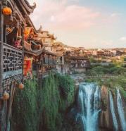 Phù Dung - cổ trấn nghìn năm treo trên thác ở Trung Quốc - Địa điểm du lịch